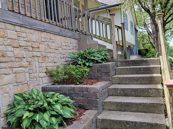 4th image of 307 SE Greystone Dr