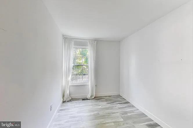 2268 Prince Of Wales Ct — Photo 18
