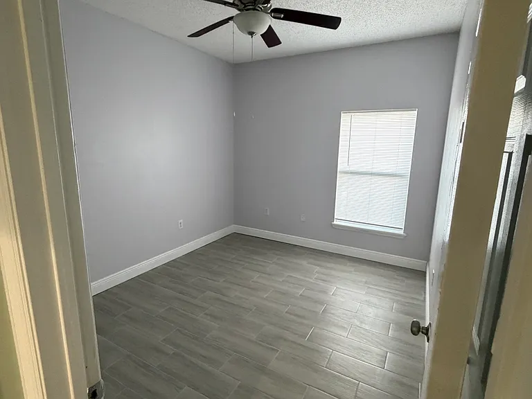 1642 Stanley Ave — Photo 3