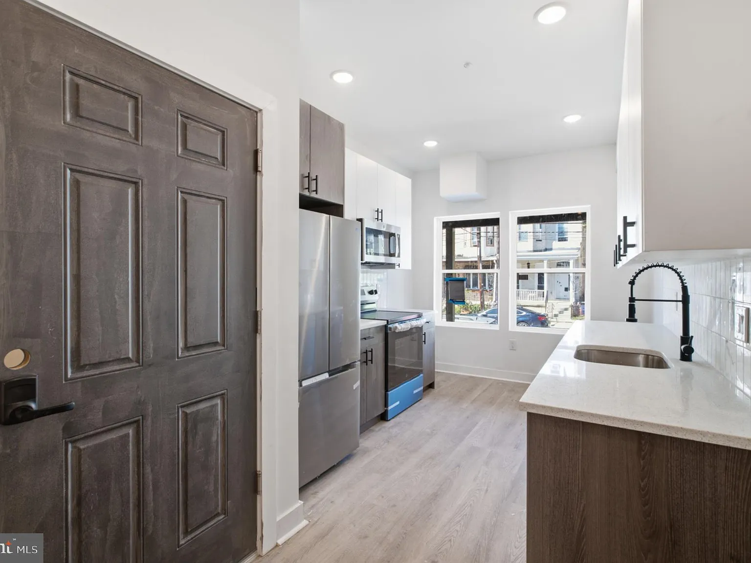 3 bed, 3.0 bath, $1,800 — Photo 2