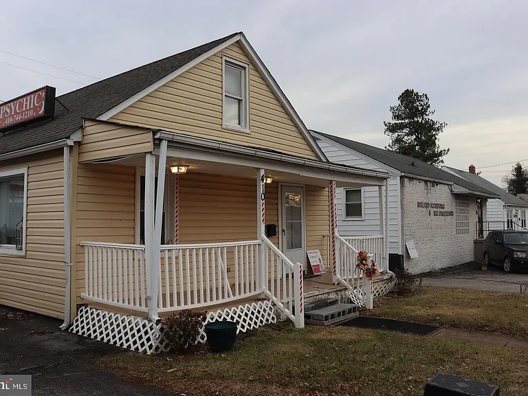 410 Winters Ln — Photo 2