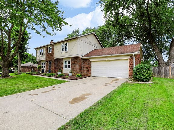 3rd image of 730 Queenswood Dr
