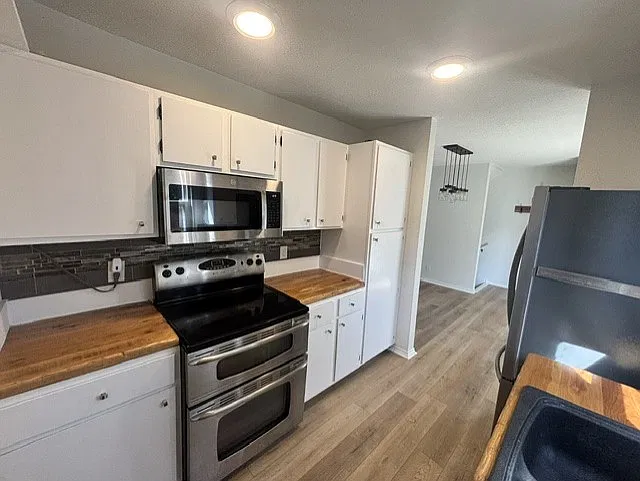 2 bed, 1048 sqft, $1,645 — Photo 3