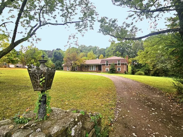 174 Circle Dr, Cottontown, TN 37048