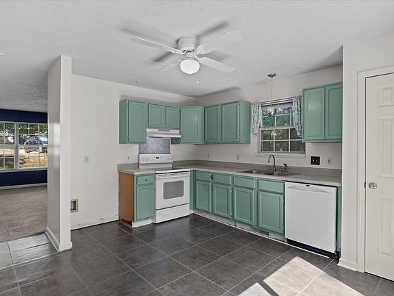 5th image of 211 Reeves St