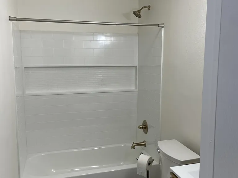 513 W Florence St — Photo 9