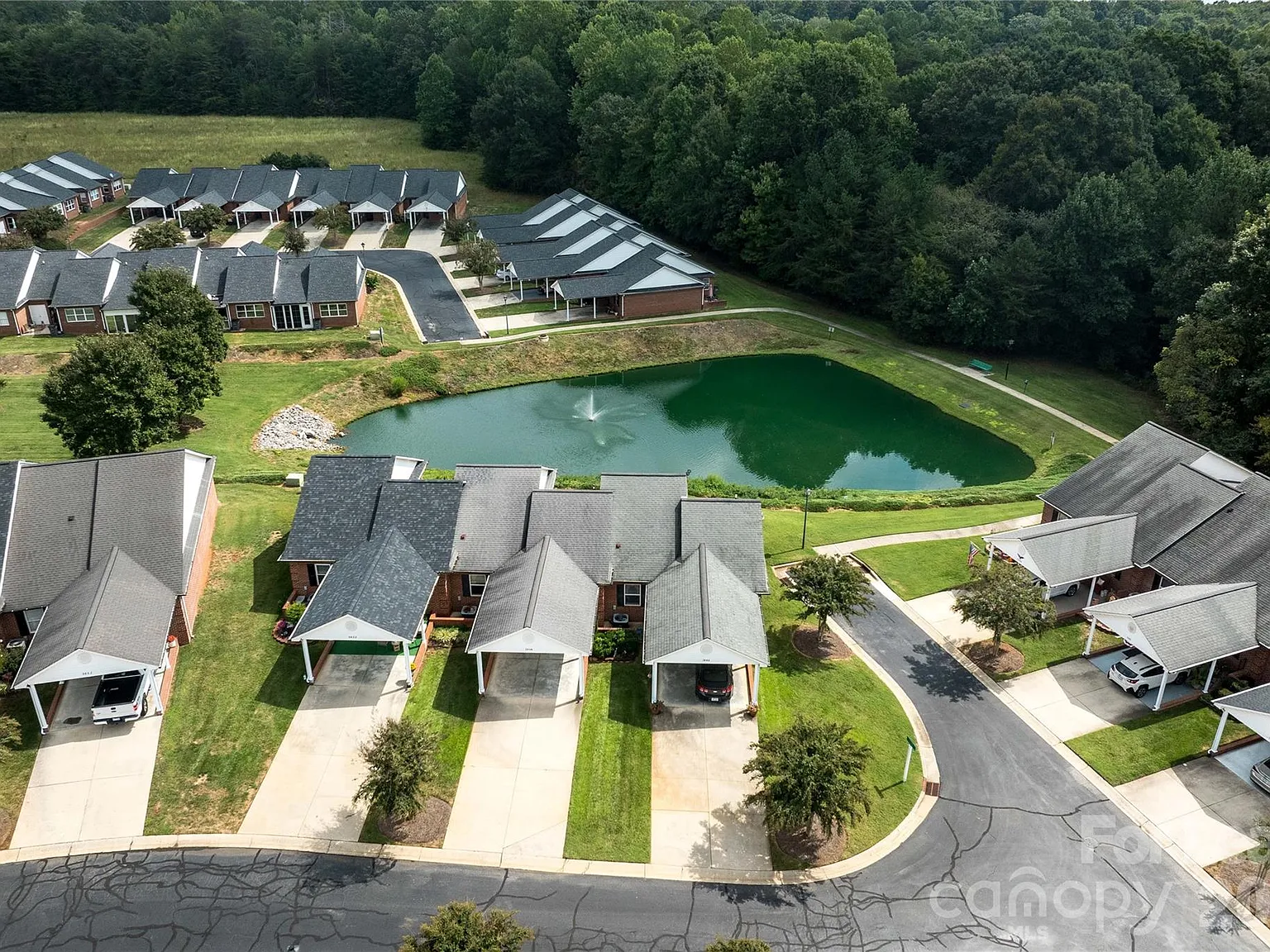 1 bed, 1.0 bath, 950 sqft, $1,300 — Photo 2