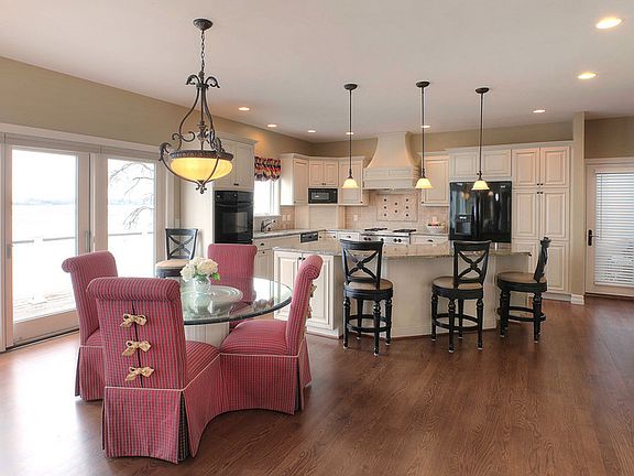 Kitchen-Dining Areas
						:
						Dining Area 
Eating Area at Island
Spectacular View
Beautiful Wood Floors