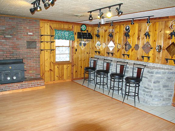 400 sq. ft. bonus room!