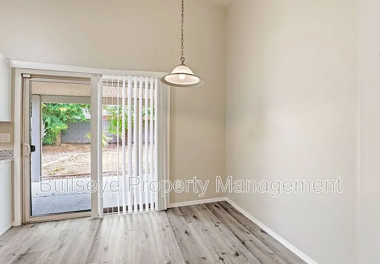 310 E Payton St — Photo 5