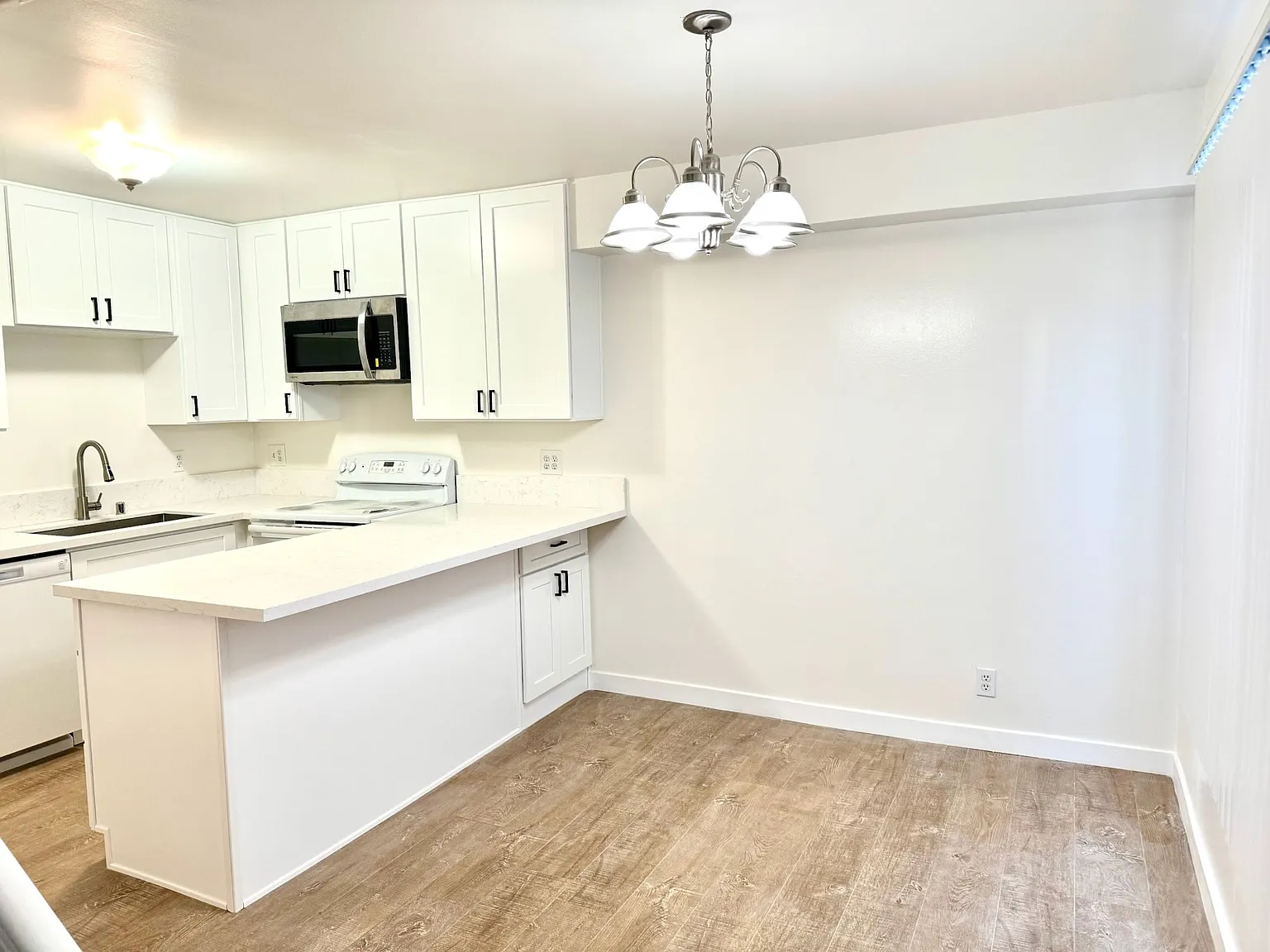 3 bed, 1212 sqft, $4,295 — Photo 4