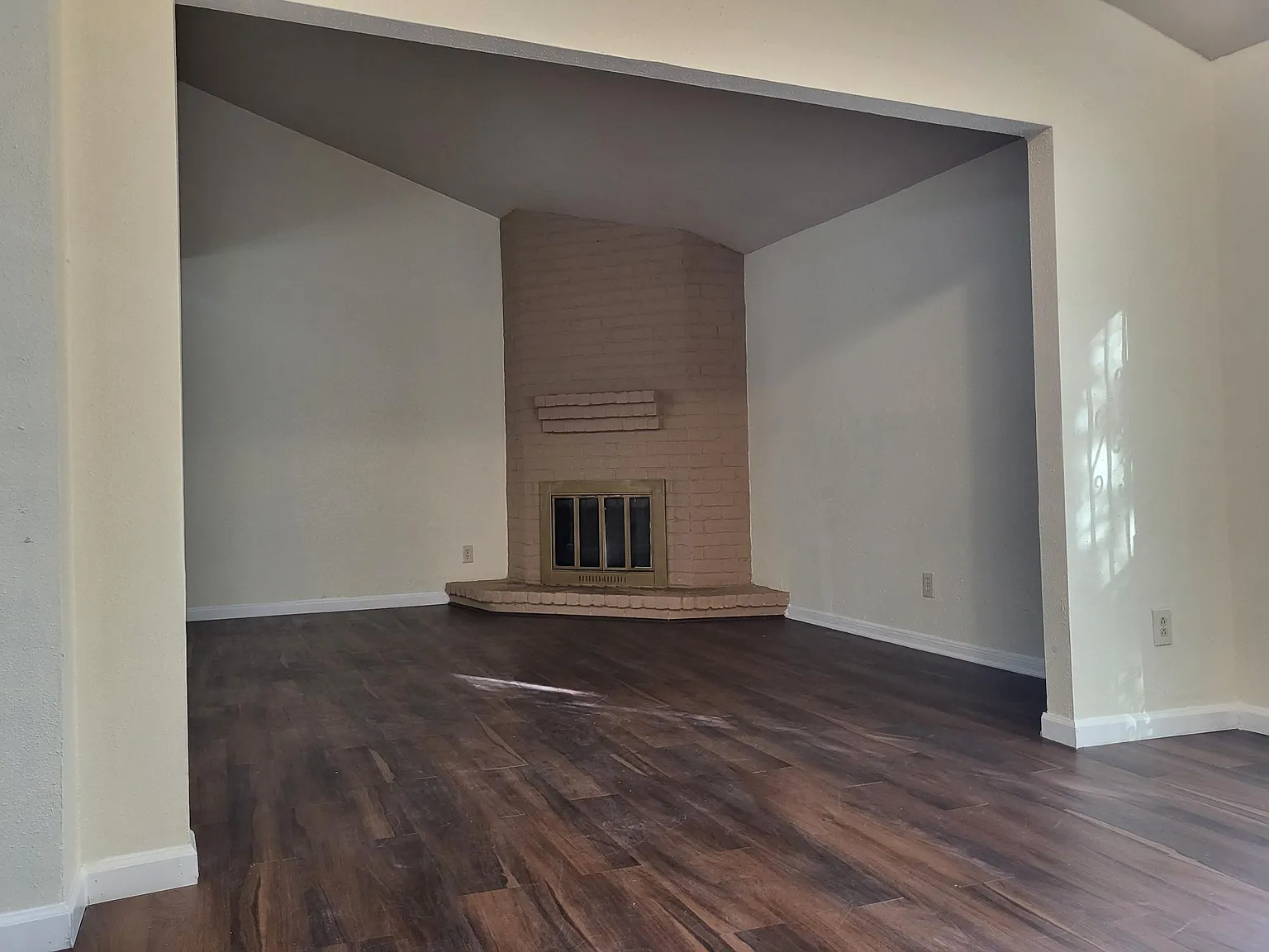3 bed, 1.5 bath, 1800 sqft, $1,700 — Photo 3