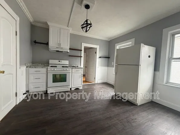 428 9th Ave Floor 2, Woonsocket, RI 02895