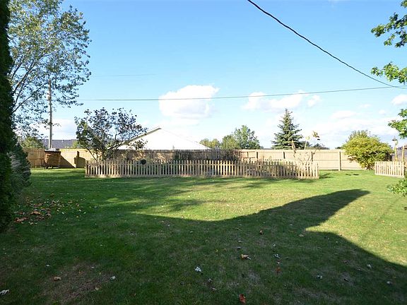 3rd image of 405 Melching Ct