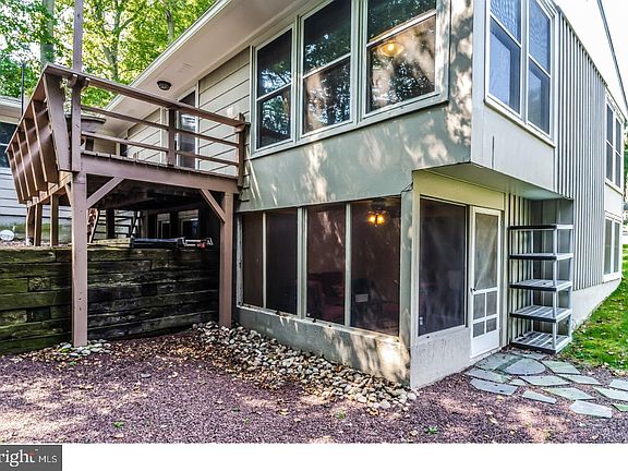 4th image of 100 Tudor Ln