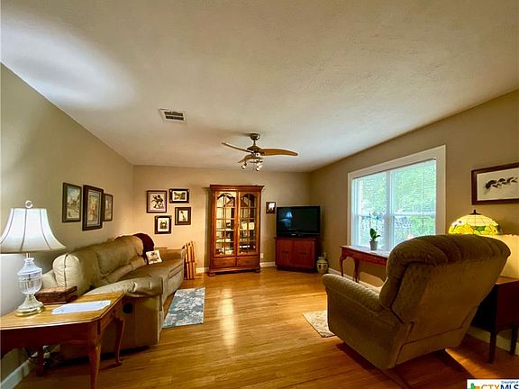 2nd image of 907 N Bishop St