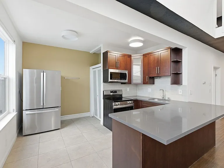 1004 9th Ave — Photo 3