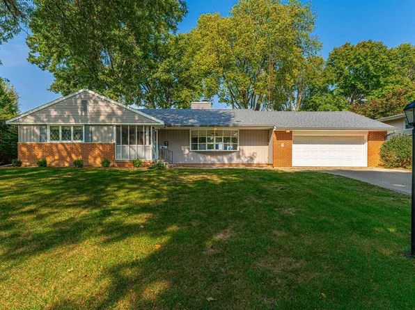 6 Meadow Ln, Lincoln, IL 62656