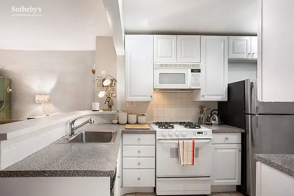 Rented by Sotheby's International Realty | media 18