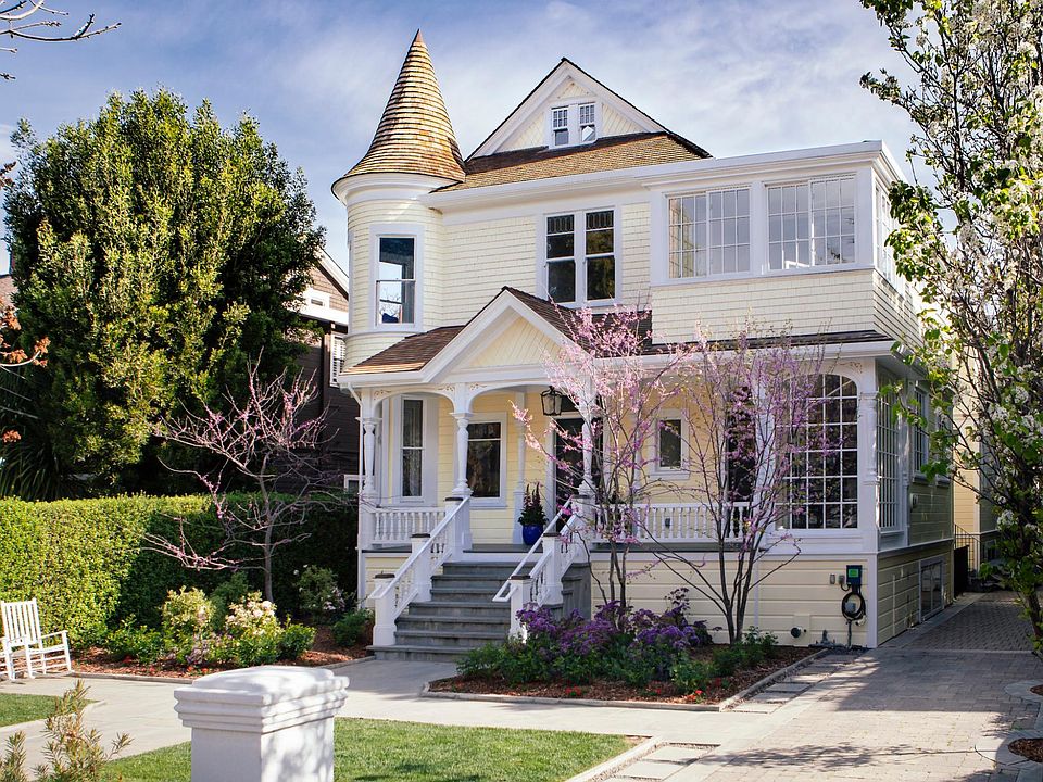 Street view of the home, studio is down the driveway on the side of the home