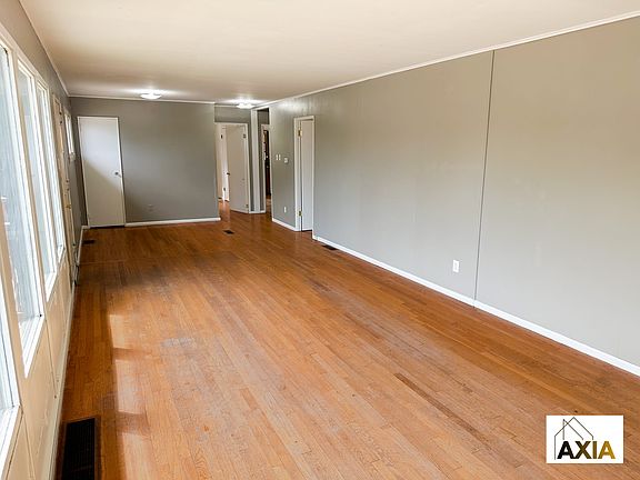 3rd image of 2365 Panorama Ave