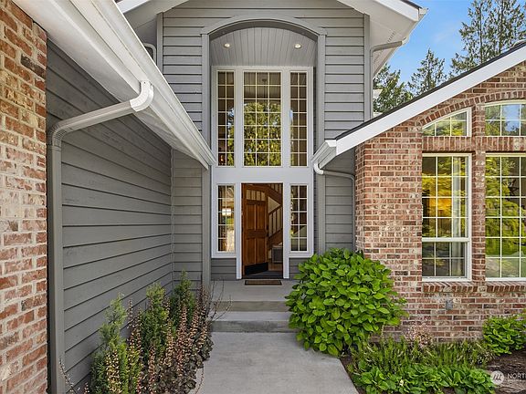 2nd image of 900 Alder Avenue NE