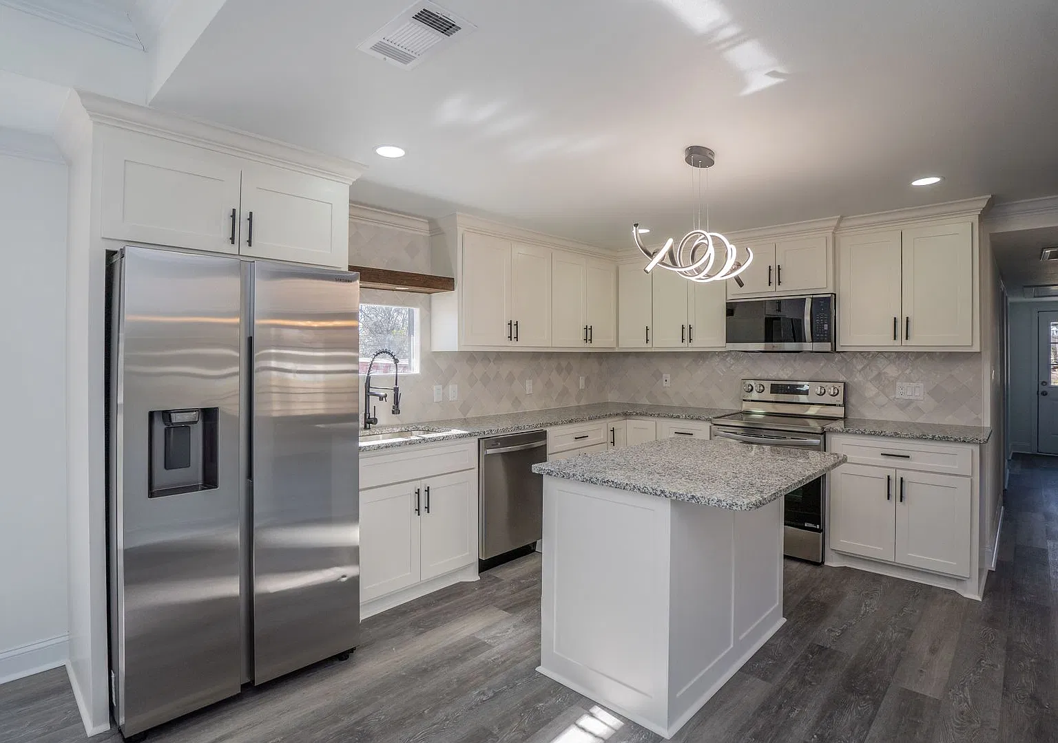 Completely updated 3 bedroom Benton Home — Photo 2