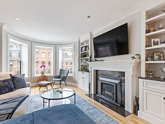 3rd image of 157 Newbury St APT 3
