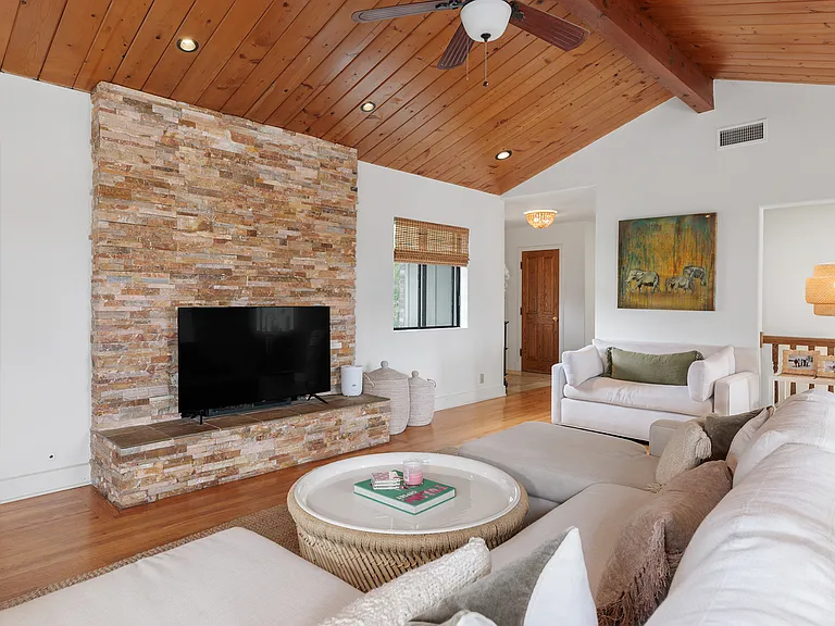 402 Glencrest Dr — Photo 3