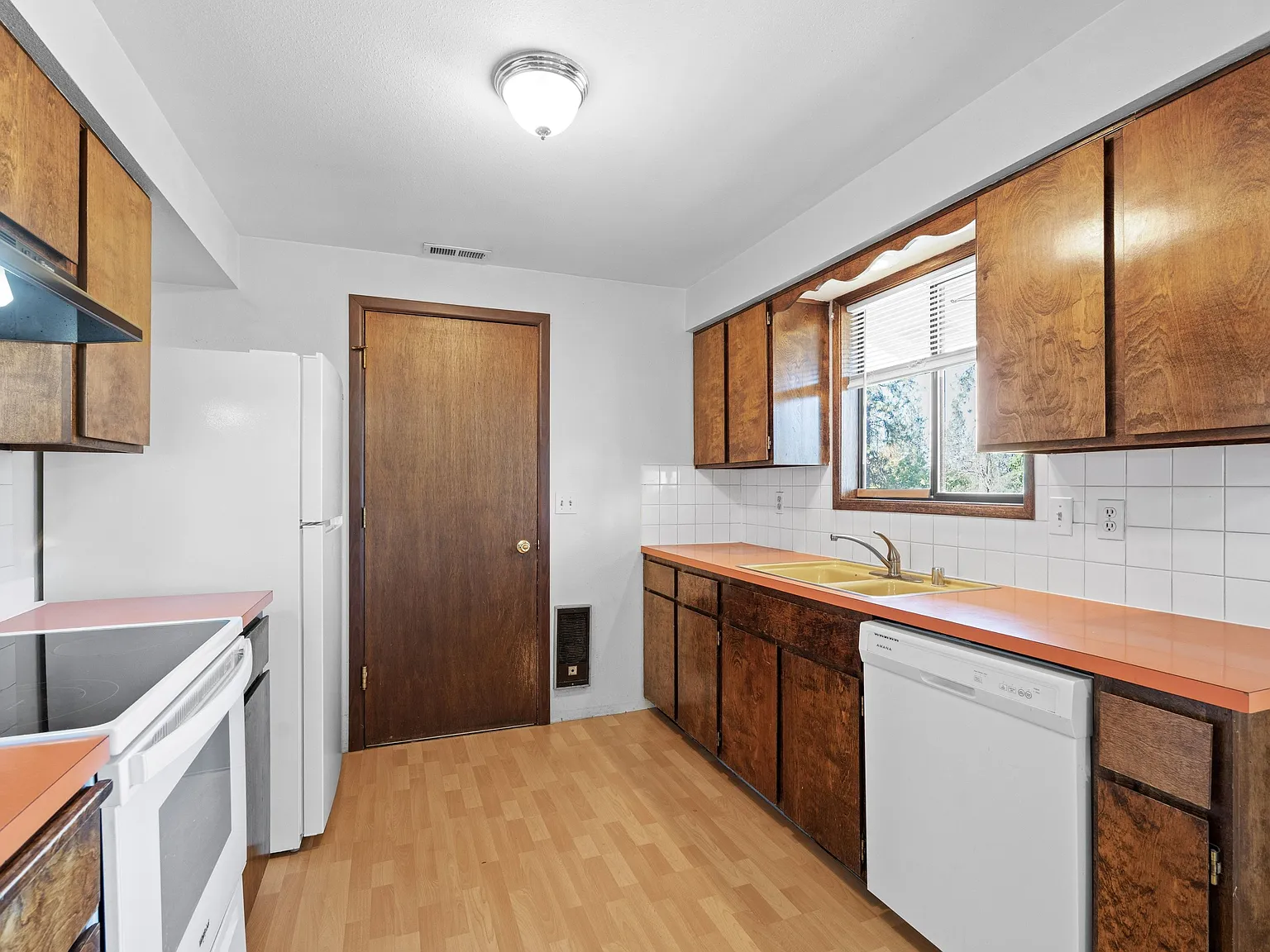 5 bed, 2002 sqft, $2,800 — Photo 2