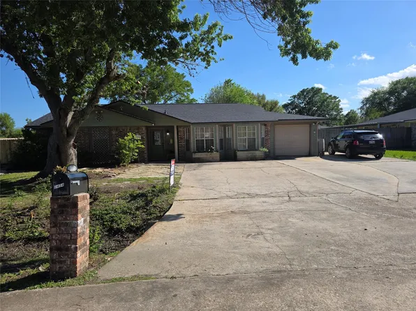 2414 Goldenrod St, Highlands, TX 77562
