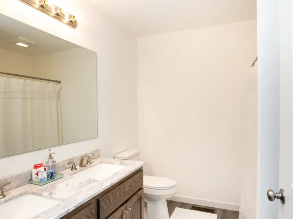 304 N Bridge St, Farmville, VA 23901