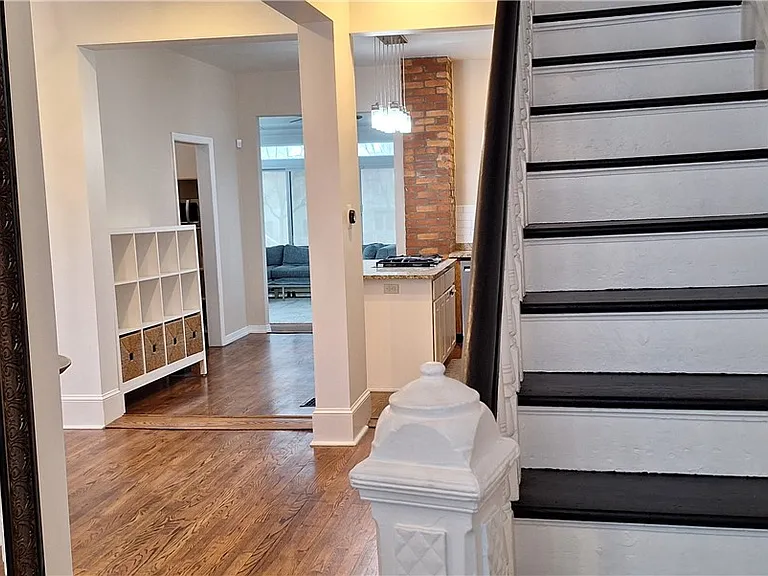 548 S Graham St — Photo 9