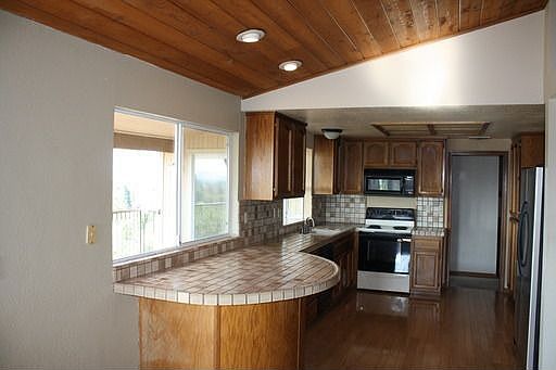 3rd image of 5737 Bluffs Dr