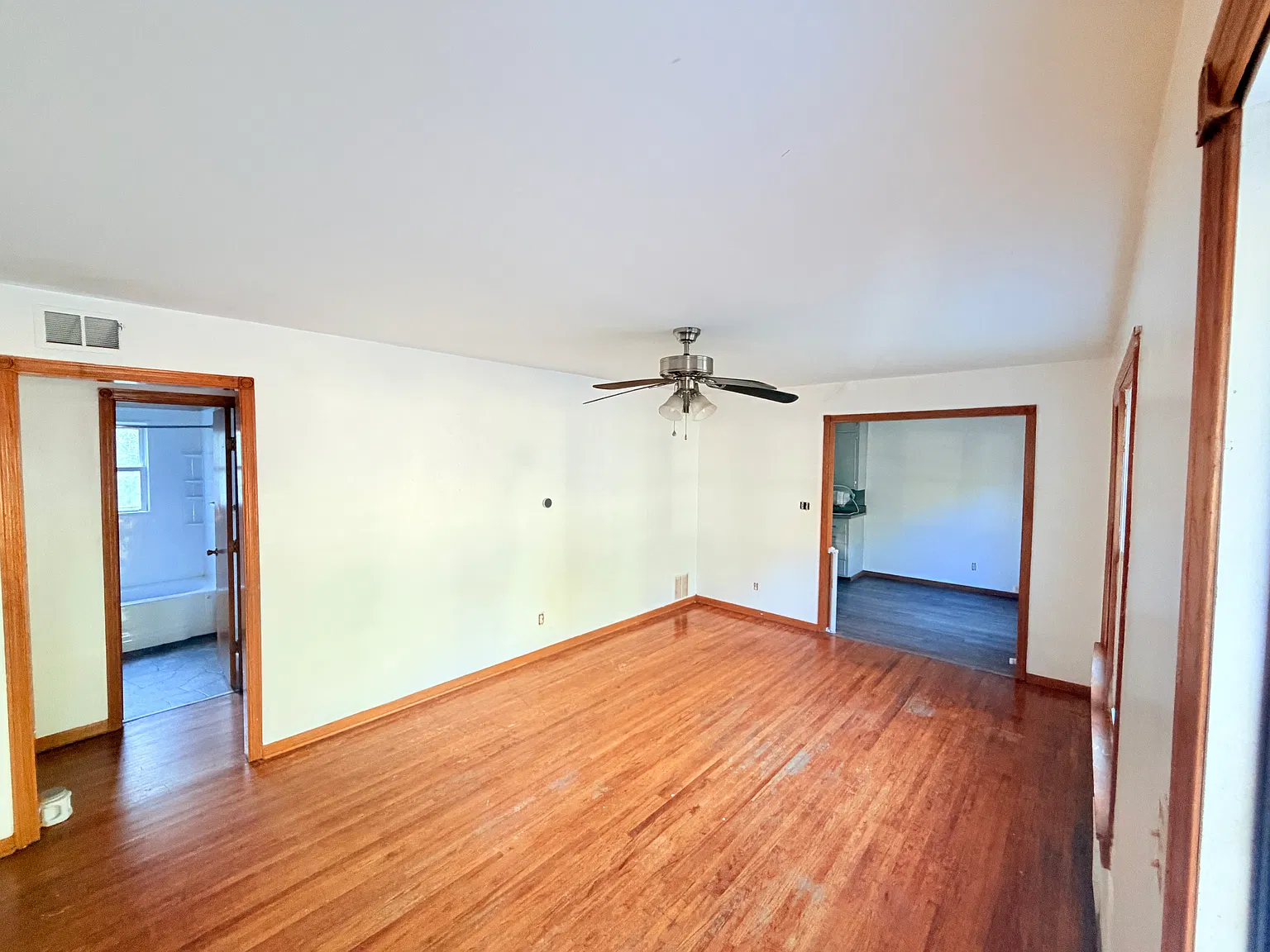 3 bed, 960 sqft, $1,200 — Photo 2
