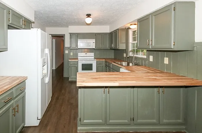 1537 Spruce Ct — Photo 7
