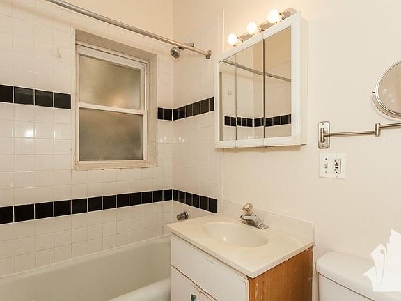 3rd image of 3912 N Pine Grove Ave #Gdn5