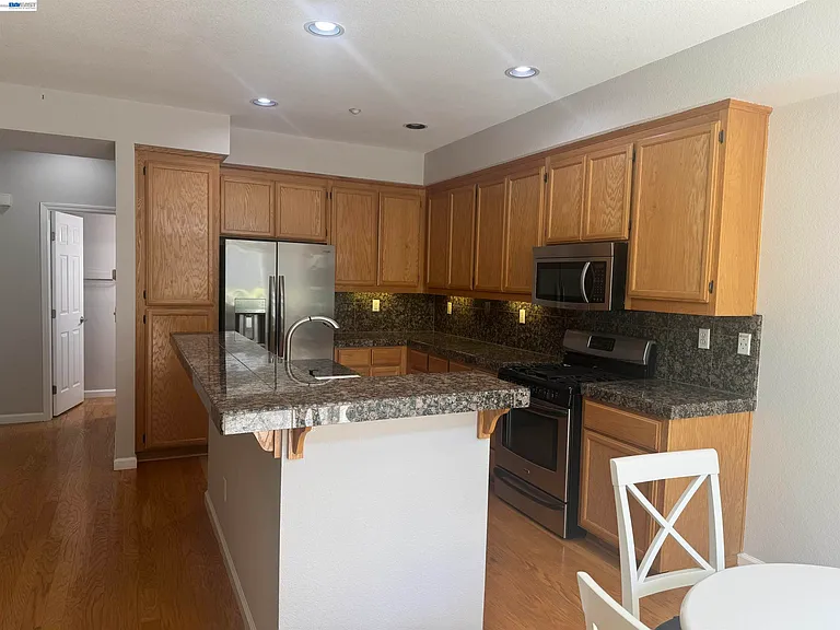 3162 Golden Crest Cmn #3 — Photo 8