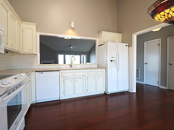 3rd image of 310 Driftwood Dr Unit D
