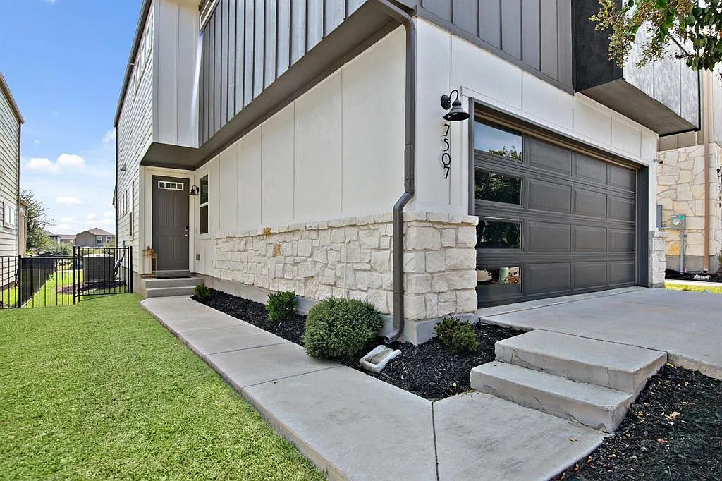 3 bed, 2.5 bath, 2072 sqft, $2,795 — Photo 3
