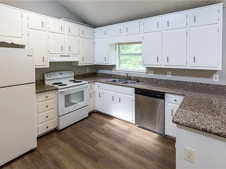 409 Arnold Rd — Photo 4