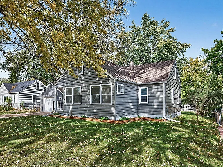 2199 Oakwood Dr — Photo 2