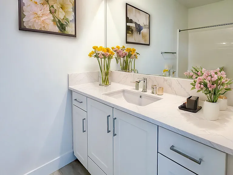 Upstairs bathroom 2 (virtual staging)
