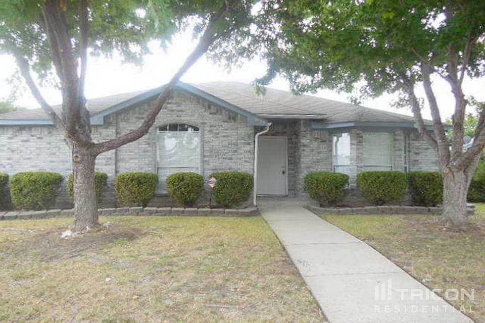 1st image of 2633 Park Valley Dr