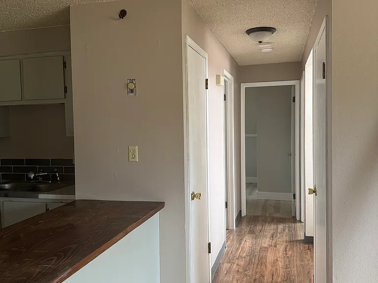 380 NW Thomas St #B — Photo 7