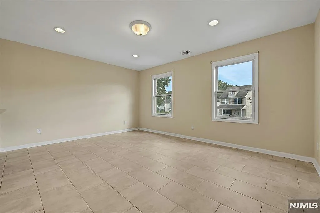 3 bed, 2.5 bath, 2250 sqft, $3,950 — Photo 3