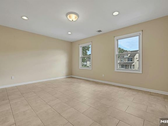 3rd image of 251 Berry St #251