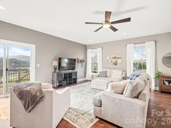 223 River Breeze Ln, Etowah, NC 28729