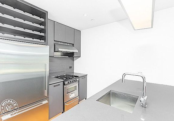 4th image of 608 Franklin Ave #201