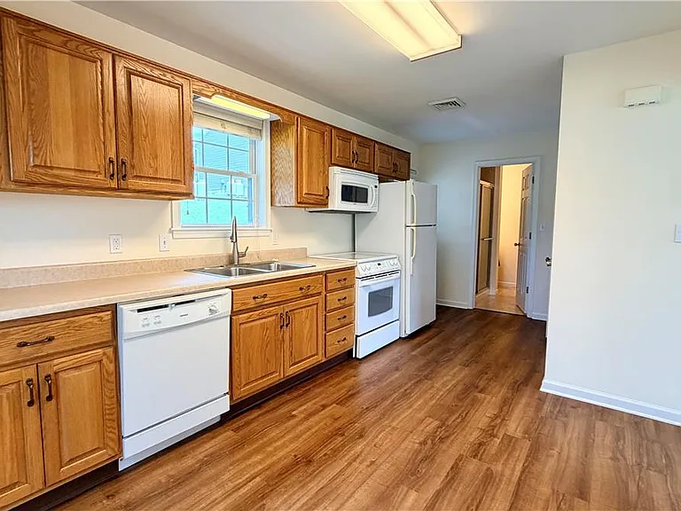 1433 Salisbury Rd — Photo 9